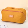 Große gelbe Reisemeikuptasche mit Webmuster und praktischem Griff für Kosmetik - Geflochtener Stil / Orange