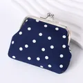 Charmanter dunkelblauer Polka-Dot-Geldbeutel mit klassischem silbernem Clipverschluss - Gepunktetes Marineblau
