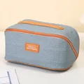 Große blaue Kosmetiktasche mit Webmuster in Kissenform für die Reise und Lagerung - Geflochtener Stil / Blau