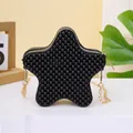 Schicke schwarze Umhängetasche in Sternform mit Perlenstruktur und goldener Kette - Schwarz