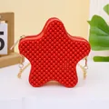 Élégant sac bandoulière rouge en forme d'étoile avec texture perlée et chaîne dorée - Rouge