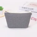 Schwarz-weiß karierte Kosmetiktasche mit Reißverschluss - Checkered Triangular Bag / Schwarz-weiß kariert