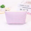 Rosa-weiß karierte Kosmetiktasche mit Reißverschluss und geräumigem Innenraum für Make-up - Checkered Triangular Bag / Rosa Weiß Karo