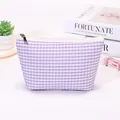 Große Kosmetiktasche mit lila-weißem Karomuster und robustem Metall-Reißverschluss - Checkered Triangular Bag / Lila-Weiß Karo