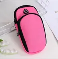 Vorderansicht der leuchtend rosa Sport-Lauftasche mit praktischem Kopfhöreranschluss - Sport-Armtasche / Fuchsia