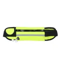 Détail de la ceinture de sport vert néon avec bande réfléchissante et prise casque. - Vert clair