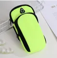 Nahaufnahme neongrüne Sport-Armbinde mit Reißverschluss und Kopfhörerloch - Sport-Armtasche / Grün