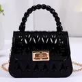 Schicke schwarze Mini-Gelee-Tasche mit Rautenmustern und goldenem Drehverschluss-Verschluss - Schwarz