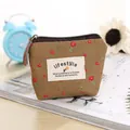 Petit porte-monnaie en toile marron avec motif floral rouge et fermeture éclair - Café