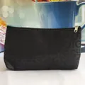 Petite trousse à maquillage noire avec imprimé lettres ton sur ton et fermeture éclair. - Noir