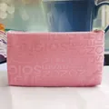 Trousse à maquillage rose texturée avec lettrage SOIGNE gaufré et fermeture éclair argentée - Rose