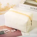 Grande trousse de maquillage en peluche crème avec motif matelassé pour les voyages - Blanc Crème