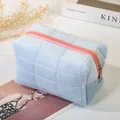 Trousse à maquillage en peluche bleu clair avec motif à carreaux brodés et zip rose - Bleu clair