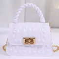 Schicke Mini-Geleetasche in Lavendel mit gedrehtem Griff und eleganter goldener Kette - Weiß