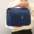 Geräumige dunkelblaue Kulturtasche zum Aufhängen mit praktischem Tragegriff und Reißverschluss - Marineblau