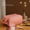 Große rosa Kosmetiktasche aus Leder für Reisen mit Doppelreißverschluss, 28x16x14,5cm - Glattes Rosa (ohne Aufdruck)