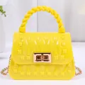 Modische hellgelbe Mini-Gelee-Handtasche mit gedrehtem Griff und eleganter goldener Kette - Gelb
