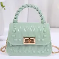 Stilvolle Mini-Gelee-Handtasche in Mintgrün mit geometrischer Textur und goldener Kette - Grün