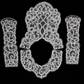 Set di quattro applicazioni in pizzo bianco con ricami floreali su sfondo nero sobrio - Four-Piece Set