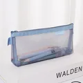 Minimalistische lichtblauwe nylon mesh etui met ritssluiting voor schrijfwaren - Omgekeerd Trapezium / Stoffig Blauw