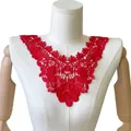 Detaillierte rote wasserlösliche Spitzen-Halsband-Applikation auf einem weißen Mannequin - Rot