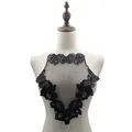 Vista detallada del cuello bordado de encaje floral negro sobre un maniquí blanco profesional - Negro