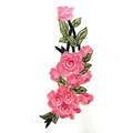 Detail van roze geborduurde rozenpatch met zware meerlaagse 3D-borduurdetails en bladeren - Roze