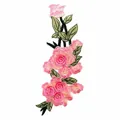 Gedetailleerde macro-opname van 3D roze rozenborduurwerk patch voor doe-het-zelf naaien - Beige Roze
