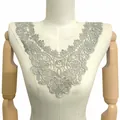 Aufwendige silberne Blumen-Spitzenkragen-Applikation mit hohler 3D-Stickerei am Mannequin - Grau