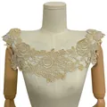 Detailansicht der champagnergoldenen Blumen-Spitzenkragen-Applikation mit Rosenstickerei - Beige