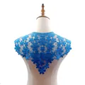 Elegante finto colletto staccabile in pizzo ricamato blu reale su un manichino sarto - Blu