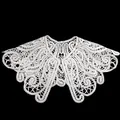 Vista detallada de cuello Hanfu bordado en encaje blanco con elegantes calados florales - Estilo de Bordado Hidrosoluble (LG751) / Blanco
