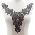 Detailansicht eines eleganten schwarzen falschen Kragens aus Milchseide-Spitze auf Mannequin - Schwarz