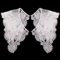 Vue détaillée d'épaulières en dentelle brodée blanche avec des motifs ajourés - 2 Pièces / Blanc