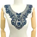 Primo piano di applique colletto in pizzo blu navy ricamato idrosolubile per DIY - Blu scuro