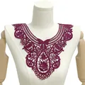 Vista dettagliata di un colletto in pizzo viola con ricami floreali e design traforato - viola-rosso