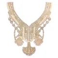 Vue détaillée de l'encolure en dentelle brodée d'or avec un design ajouré élégant - Or