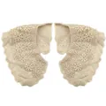 Vista detallada de un cuello desmontable de encaje de tres capas con bordado floral - Cuello en Pareja / Beige