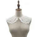 Primer plano detallado del intrincado encaje floral blanco en un cuello falso desmontable - Cuello Completo / Blanco