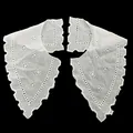 Detalle de cuello falso de algodón blanco bordado con motivos de encaje floral y calados - Blanco