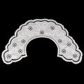 Vista detallada del cuello falso bordado en algodón blanco con diseño de encaje floral - Blanco