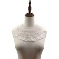 Elegante cuello falso de encaje blanco soluble en agua con bordado floral de tres capas - Cuello Completo / Beige