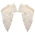 Vista detallada del cuello falso de algodón bordado blanco con encaje calado. - Beige