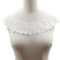 Vue détaillée d'un faux col en dentelle brodée en soie de lait blanche sur un mannequin - Blanc
