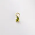 Dettaglio di un ciondolo con gemma verde a forma di pera e anello in argento sterling dorato. - Stile Pera Smeraldo Verde (Stile G)