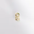 Primo piano di un piccolo ciondolo a fiore placcato oro 18K con cristalli - Stile Fiore (Stile A)