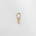 Primo piano dettagliato di ciondolo in argento sterling 925 placcato oro con zirconi - Stile Incastonatura a Griffe a Doppia Pietra (Stile B)