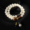 Eleganter zweireihiger weißer Bodhi-Samen-Armband mit grünen Akzenten und Lotusperle - Lotus-Anhänger-Stil / Weiß