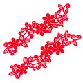 Détail d'un écusson brodé en dentelle florale rouge avec motif ajouré complexe - Rouge