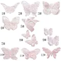 Detailansicht verschiedener Stile von rosa 3D-Lace-Stickschmetterlings-Patches auf Organza. - Stil 1 / Rosa